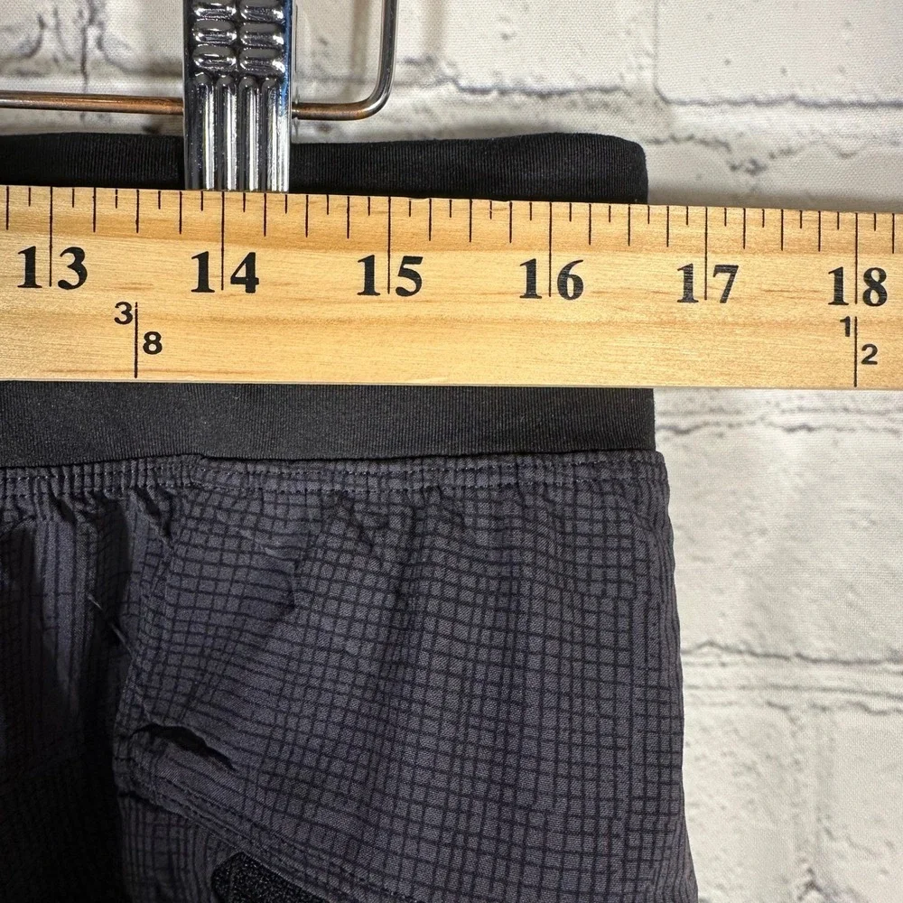 Lululemon Mens XL Grid Pattern Athletic Training Shorts Black Gray 9 Inch Inseam